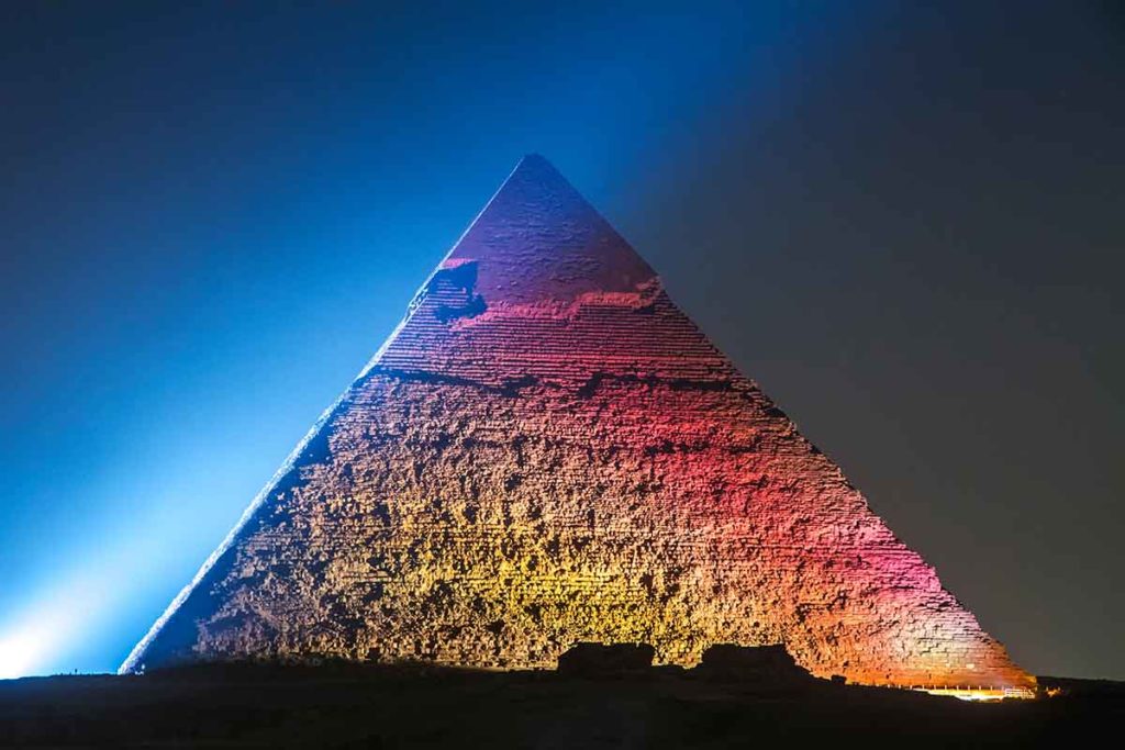 Espetáculo de luz e som nas pirâmides de Gizé