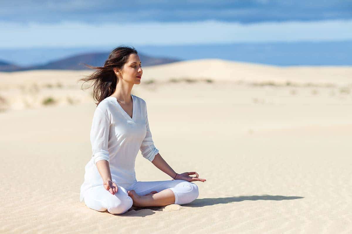 Meditação no deserto egípcio