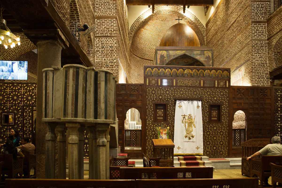 Família a sangrar Igreja de Abu Serga no Cairo