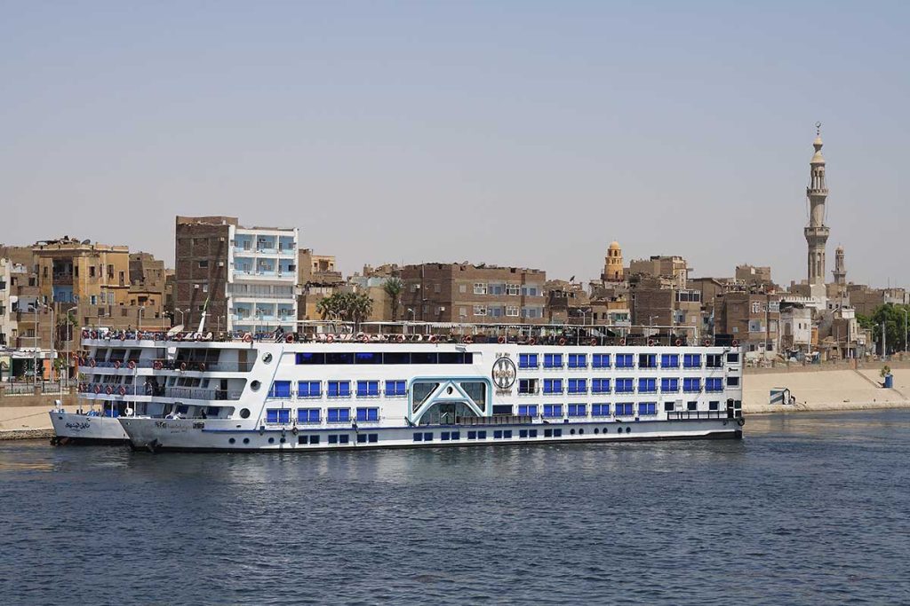 Cruises in the city of Sna