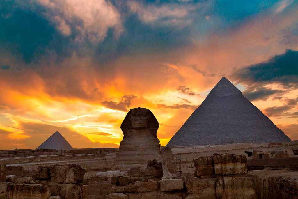 Itinerary Giza and pyramids at sunset