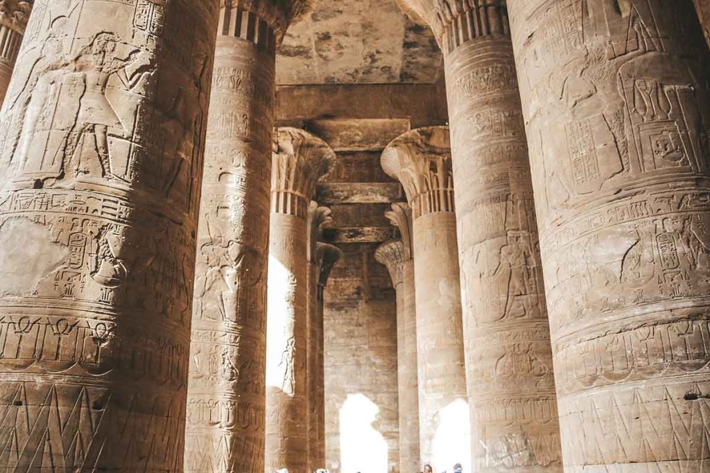 Salão hipostilo do templo de Edfu
